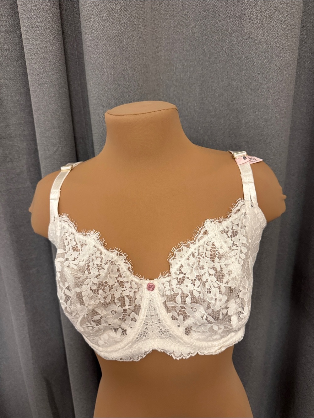 victoria secret Lace Underwire Bra in Ivory - Women Intimates & Sleepwear
